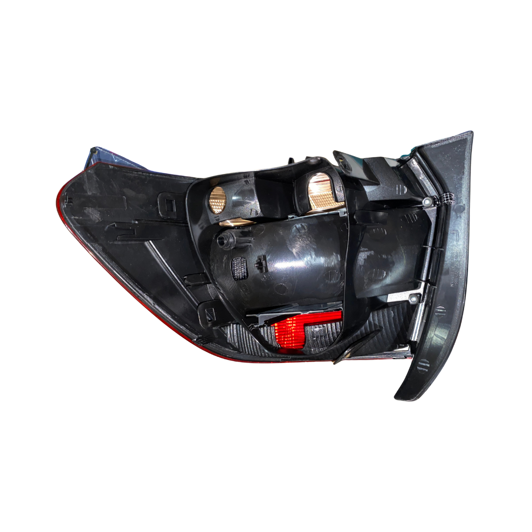 Calavera Izquierda Oscura TYC Volkswagen Vento 2020-2021-2022 Código 11-E014-A1-2B